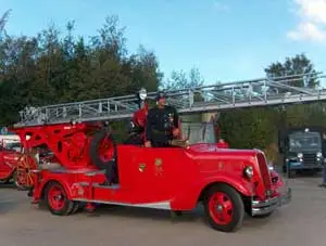 Bandmand hænger ud af brandbil